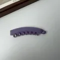Detailopname van een paarse matte plastic banaan haarklem voor paardenstaarten - 10cm Grootte / Paars