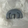 Primo piano dettagliato di una molletta per capelli grigia minimalista con scritta 'HAND MADE' - Clip a Ragno / Grigio