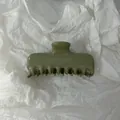 Dettaglio macro della molletta per capelli verde salvia con scritta HAND MADE - Rettangolare 9.5cm / Verde