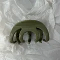 Vista ravvicinata di una molletta per capelli verde oliva con incisione HAND MADE - Clip a Ragno / Verde