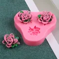Vue détaillée du moule en silicone rose 3D rose avec pièces en résine florale - Rose