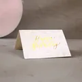 Elegante witte verjaardagskaart met goudfolie belettering en kleine bloemenpatroon - Verjaardagsstijl (happy birthday) / Gefeliciteerd