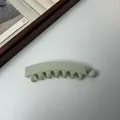 Detailweergave van een pastelgroene banaan haarklem met tanden voor haarstyling - 10cm Grootte / Groen