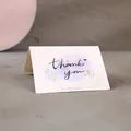 Tarjeta de felicitación creativa con estampado dorado 'Thank you' y acuarela lila - Diseño Thank You / Gracias