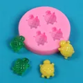 Detailopname van roze schildpad siliconen mal met groene en gele hars schildpadden - Schildpad vorm / 4-rijen / Roze