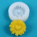 Herzförmige Sonnenblumen-Silikonform und fertige gelbe Gänseblümchen-Duftkerze. - Weiß
