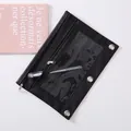 Zwarte mesh etui met dubbele rits en bindgaten voor schoolbenodigdheden. - Zwart