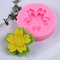 Vue macro détaillée du moule en silicone tournesol rose avec fleur en résine jaune - Rose