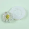 Detailansicht einer Gänseblümchen-Silikonform mit einem schillernden Blumenharzguss - Weiß