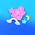 Dettaglio dello stampo in silicone con arcobaleno, stella e luna con i pezzi finiti - Rosa