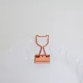 Kreative Büroklammer in Katzenform, roségoldenes Metall für Papier und Schreibwaren. - Katze / Gold