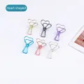 Set aus sechs herzförmigen Metallklammern in verschiedenen Metallic-Farben für Büro. - Herz / 6er Set / bunt