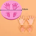 Nahaufnahme einer rosafarbenen Silikonform in Handform für DIY-Fondant und Schokolade - 4-Loch Großer und Kleiner Handabdruck Stil (50-1275-A) / Durchmesser 9.6CM