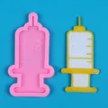 Nahaufnahme einer kreativen Spritzen-Silikonform und fertiges Harzstück mit Cartoon-Gesicht - 50-3921-A / Rosa