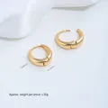 Pendientes de aro dorados irregulares de acero inoxidable mostrados al detalle - Pendiente de superficie lisa (H66-4b)