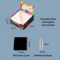 Vista detallada de 100 tarjetas de rascar y 2 bolígrafos de bambú con medidas. - Pack de 100 / Memo de Rascar Oro Holográfico