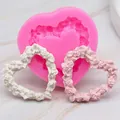 Detailansicht der herzförmigen Rosenrand-Silikonform für Hochzeitstorten und Bastelarbeiten - Rosa