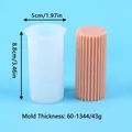 Detailansicht der geriffelten Silikonform für Zylinderkerzen inklusive Maßangaben - Kleiner Zylinder mit geradem Streifen (60-1344) / Durchmesser 5cm Höhe 8,8cm