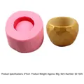 Vue détaillée du moule en silicone rose à côté d'un mini pot de succulente géométrique doré - Style de Texture Géométrique Dorée (50-1035-A) / Rose