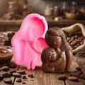Vista detallada del molde de silicona abrazo madre-hijo con escultura de chocolate terminada. - Rosa