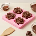 Dettaglio di cioccolatini a forma di rosa in uno stampo in silicone rosa per dolci - Stile Rosa a 4 Fori (1011374216) / Rosa