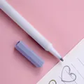 Detalle de rotulador metálico plateado que muestra el efecto de escritura en rosa - Plateado