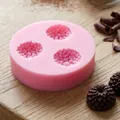 Vue détaillée du moule en silicone fleur de marguerite rose pour truffes et gâteaux - 3 Cavités / Rose