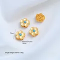 24K vergoldete blumenförmige Zwischenperle mit türkisem Zentrum für DIY-Schmuckherstellung - Türkis Eingelegte Pflaumenblüte Perle (Z568-4) / 1 Stück (8.8x4.3mm)