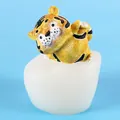 Vista dettagliata dello stampo in silicone a forma di tigre con ornamento finito in resina - 50-2516 Stile Tigre / Bianco