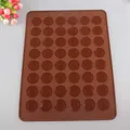 Dettaglio del tappetino in silicone marrone a 48 fori per macaron con stampi tondi. - Tappetino per Macaron a 48 Fori (01105)