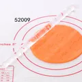 Detalle de un rodillo de acrílico transparente con patrones de sol sobre fondant naranja - Estilo de Sol Sonriente (52009)