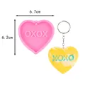 Vista dettagliata dello stampo in silicone a cuore e del portachiavi in resina XOXO finito. - Stile Lettera XOXO (50-2967-A)