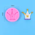 Vista dettagliata di uno stampo in silicone rosa a forma di corona per decorazione torte - Corona Cava Centrale (50-3184-A) / Diametro 5.8cm