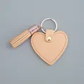 Élégant porte-clés cœur en cuir pêche avec pompon assorti et anneau en or rose - Frange de Cœur / Abricot