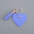 Élégant porte-clés en cuir violet en forme de cœur avec pompon assorti et anneau doré - Frange de Cœur / Violet