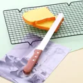 Detalle de un cuchillo de pan dentado de acero inoxidable con mango de madera clásico. - Estilo Dentado Grueso (78109) / 78109 Dientes Gruesos