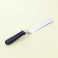 Espátula acodada de acero inoxidable con mango negro para decoración profesional de pasteles - Mango de Plástico Espátula Acodada (03034) / Tamaño 8 Pulgadas