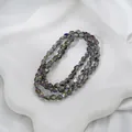 Nahaufnahme bunter, unregelmäßig facettierter Kristallglasperlen für die Schmuckherstellung. - Irisierender Facettierter Stil (7#) / 90 Stück/Packung