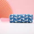 Blauwe canvas pennenzak met schattige eendenprint en een roze draaggreep erop - Zwaan