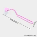 Détail d'une brosse de nettoyage de toilettes en plastique rose en forme de V de 20 cm - Style Rose (J1831)