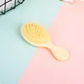 Miniatur hellgelbe Luftkissen-Massagehaarbürste für Mädchen mit weichen flexiblen Borsten - 15-20cm / Blassgelb