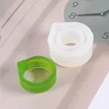 Détail rapproché d'un moule en silicone pour bague avec une pièce finie en résine verte - Moule à Bague Triangle 16mm (60-202)