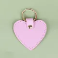 Porte-clés en forme de cœur en cuir rose avec anneau métallique doré et bouton pression - Cœur / Cœur Rose