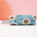Lichtblauwe canvas etui met zonnebloem- en bijenpatroon, grote capaciteit variant. - Zonnebloem