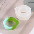 Gros plan détaillé du moule en silicone pour bague et du résultat final en résine - Moule à Bague Triangle 17mm (60-203)