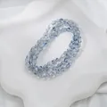 Detailansicht von hellblauen facettierten unregelmäßigen Kristallglasperlen auf weißem Stoff - Irisierender Facettierter Stil (13#) / 90 Stück/Packung