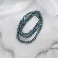Nahaufnahme von schillernden, unregelmäßig facettierten Kristallglasperlen für Schmuck - Irisierender Facettierter Stil (16#) / 90 Stück/Packung