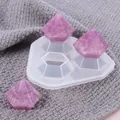 Detalle de molde de silicona para resina con forma de diamante y colgantes morados - Grande (50-971)