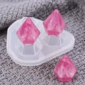 Vista detallada de molde de silicona DIY con tres diamantes de resina rosa brillante - Pequeño (50-972)