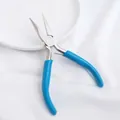 Primo piano di pinze per gioielli con manici blu ergonomici per l'artigianato - Pinza a Naso Piatto (Manico Blu) / Confezione singola / Blu